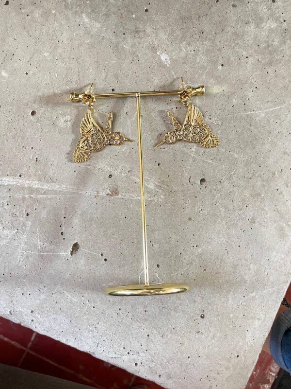 Par de aretes con forma de colibrí dorados // base dorada