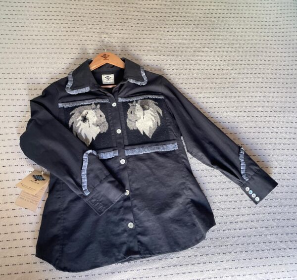 Camisa negra con estampado de caballo