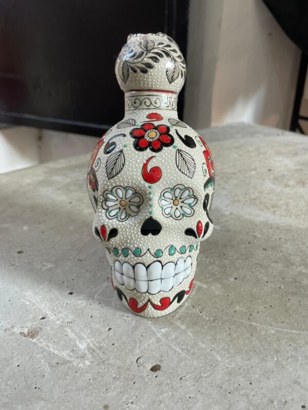 Botella Cráneo con mezcal espadín // Cerámica Blanco con Rojo