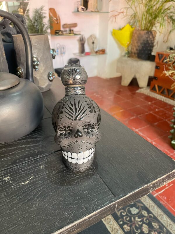 Botella Cráneo con mezcal espadín // Cerámica Negra