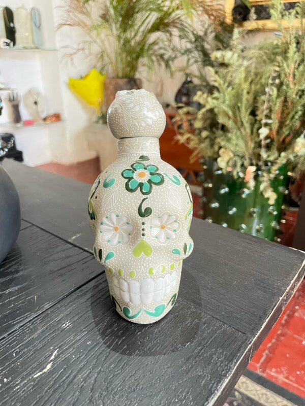 Botella Cráneo con mezcal espadín // Cerámica Blanco