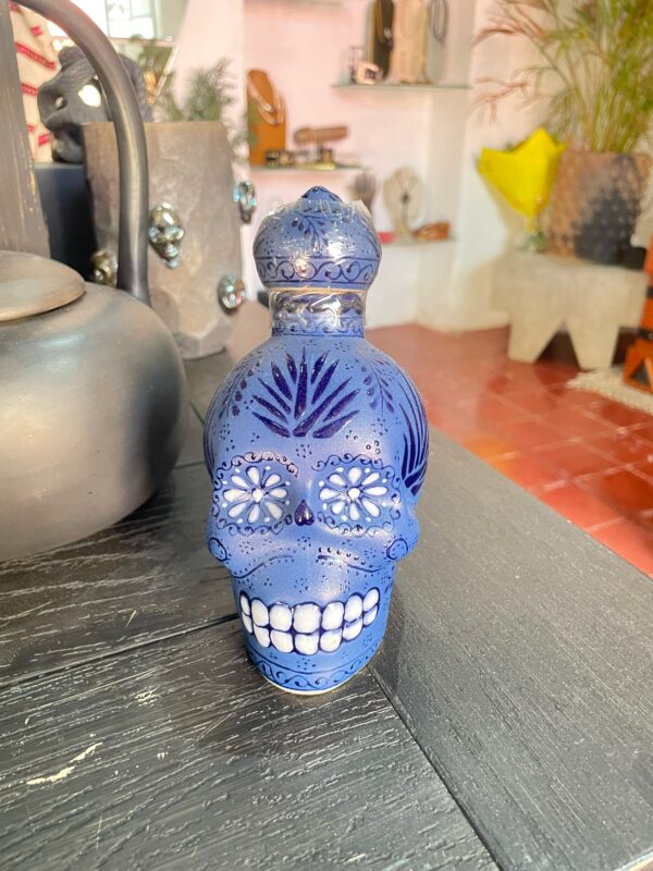 Botella Cráneo con mezcal cuishe // Cerámica Azul